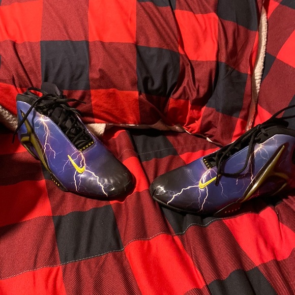 Nike Other - They been worn once and that’s it the size shoe is 9.5 in MENS